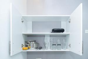 ein weißer Schrank mit Brille drauf in der Unterkunft Deramai in Santo Domingo de los Colorados