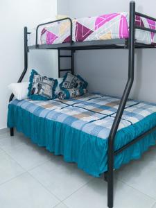 - un lit superposé avec des oreillers dans l'établissement Deramai, à Santo Domingo de los Colorados
