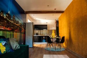 A seating area at Apartamentos Art Suite Santander