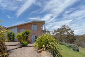 a brick house with a window on the side of it at Lithia Guest House - Daylesford Region in Hepburn Springs