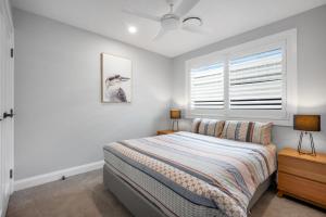 Postel nebo postele na pokoji v ubytování Hamptons by the Bay - Belle Escapes Jervis Bay