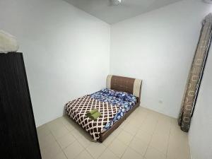 a small bedroom with a bed in a room at Homestay Anjung Desa in Kuantan