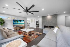 TV a/nebo společenská místnost v ubytování Hamptons by the Bay - Belle Escapes Jervis Bay