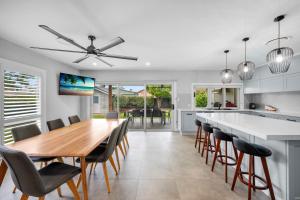 TV a/nebo společenská místnost v ubytování Hamptons by the Bay - Belle Escapes Jervis Bay