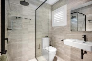 Koupelna v ubytování Hamptons by the Bay - Belle Escapes Jervis Bay + 9 fotografií