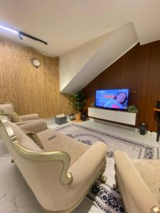 Телевизор и/или развлекательный центр в Jasmine Corner Chalet