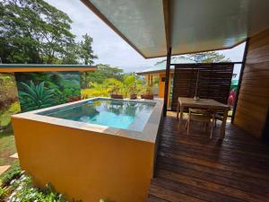 Imagen de la galería de Revatua Lodge - Piscine privée et petit-déjeuner inclus, en Pueu