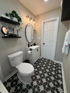 泰勒The Vintage Vibe - A Brickstreet Oasis的配有白色马桶和镜子的浴室