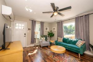 泰勒The Vintage Vibe - A Brickstreet Oasis的客厅配有绿色沙发和吊扇