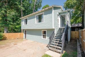 泰勒The Vintage Vibe - A Brickstreet Oasis的一间前面有楼梯的房子