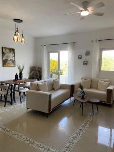 Posezení v ubytování Modern 2BR Condo Near the Beach Juan Dolio