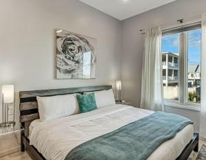 タイビーアイランドにあるOcean View Modernの大きなベッドと窓のある寝室 +43枚の写真