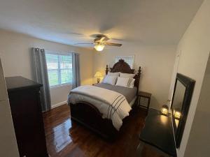 Postel nebo postele na pokoji v ubytování Country Oasis Spacious 3BR w/ Modern Comfort