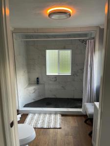 Koupelna v ubytování Country Oasis Spacious 3BR w/ Modern Comfort