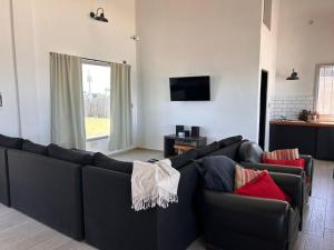 a living room with a black couch and a television at La moradaa in Federación