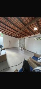 Eine Person sitzt in einem leeren Raum mit einem Zimmer in der Unterkunft Salinopolis beach house in Salinópolis