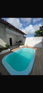 ein großer blauer Swimmingpool vor einem Haus in der Unterkunft Salinopolis beach house in Salinópolis