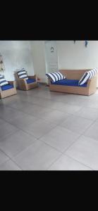 3 Betten stehen in einem Zimmer zur Verfügung in der Unterkunft Salinopolis beach house in Salinópolis