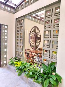 a room with a table and a wheel on the wall at Hotel Pousada Velas ao Mar in Maceió