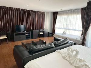 TV a/nebo společenská místnost v ubytování Golden Good Hill Hotel, Chiang Mai