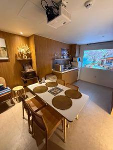 Kuchyň nebo kuchyňský kout v ubytování 인천 차이나타운점 이상한호텔