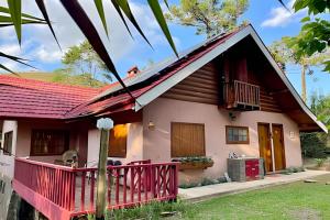 a house with a red roof at Chalés Duquesa do Vale in Campos do Jordão