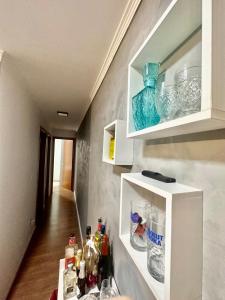 a kitchen with a shelf with a blue glass vase at 1706 -Lindo apartamento próximo Tietê e Anhembi in São Paulo