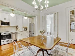 Kuchyň nebo kuchyňský kout v ubytování Gordon Inn Live Oak