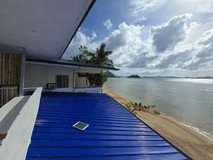 una casa en la playa con vistas al océano en Islandfront El Nido, en El Nido