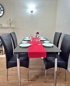 Posezení v ubytování Crescent House - 3 Bedrooms, 2 bathrooms, large lounge, sunny conservatory, full kitchen, parking for 2 cars