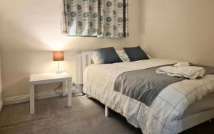 Postel nebo postele na pokoji v ubytování Crescent House - 3 Bedrooms, 2 bathrooms, large lounge, sunny conservatory, full kitchen, parking for 2 cars