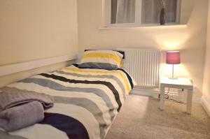 Postel nebo postele na pokoji v ubytování Crescent House - 3 Bedrooms, 2 bathrooms, large lounge, sunny conservatory, full kitchen, parking for 2 cars + 15 fotografií