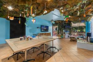 TV a/nebo společenská místnost v ubytování Turtle Beach Resort + 35 fotografií