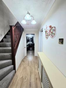 Fotografie z fotogalerie ubytování Crescent House - 3 Bedrooms, 2 bathrooms, large lounge, sunny conservatory, full kitchen, parking for 2 cars v destinaci Buckinghamshire