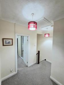 Fotografie z fotogalerie ubytování Crescent House - 3 Bedrooms, 2 bathrooms, large lounge, sunny conservatory, full kitchen, parking for 2 cars v destinaci Buckinghamshire