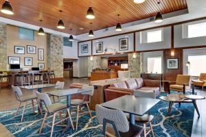 Posezení v ubytování Wyndham Garden San Antonio Airport Northeast