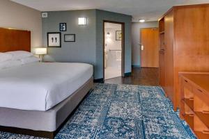 Postel nebo postele na pokoji v ubytování Wyndham Garden San Antonio Airport Northeast + 14 fotografií