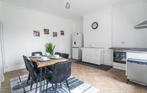 Kuchyň nebo kuchyňský kout v ubytování 5 Bed Stay For Contractors And Families