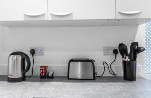 Kuchyň nebo kuchyňský kout v ubytování 5 Bed Stay For Contractors And Families