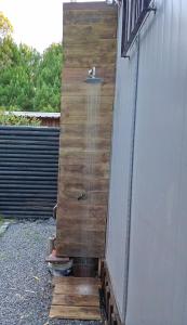 una pared de madera en el costado de un edificio en Tu lugar de relax a 2 cuadras de la playa Se reserva con seña, en Guazuvirá