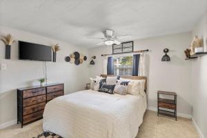 une chambre avec un lit et un ventilateur de plafond dans l'établissement Casa Tranquila Pool Pergola Spa Shower Retreat, à Venice 17 autres photos