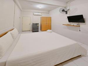 Кровать или кровати в номере Ze Residence Ramintra