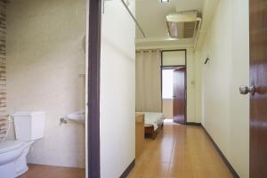 Ένα μπάνιο στο Suriyart Hotel