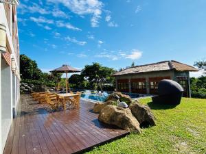 um pátio com mesa e cadeiras ao lado de uma piscina em Ocean Villa em Changbin