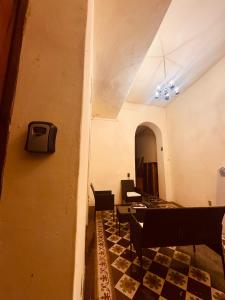 Habitación con sillas y TV en la pared. en Lartbook, en Monterrey