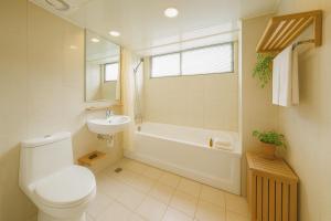 Un baño con inodoro, bañera y lavabo. en Ful Won Hotel, en Taichung 16 fotos más