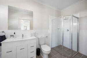 ein weißes Badezimmer mit Toilette und Dusche in der Unterkunft Aldinga Horizon in Aldinga Beach + 23 Fotos