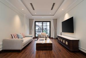 河内The Harmony Central Suites Ha Noi的配有沙发和平板电视的客厅