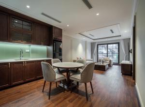 河内The Harmony Central Suites Ha Noi的配有桌椅的厨房和客厅