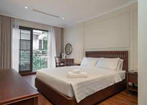 河内The Harmony Central Suites Ha Noi的卧室里有一张床，床上有一条毛巾